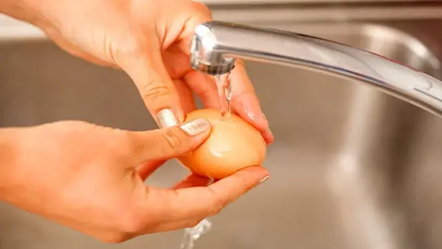 الشعبة تحذر من غسل البيض قبل و...