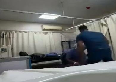 نقيب التمريض عن تكريم علي محمد بعد مساعدته مريضًا مسنًا على الصلاة: يستحق ووصل رسالة
