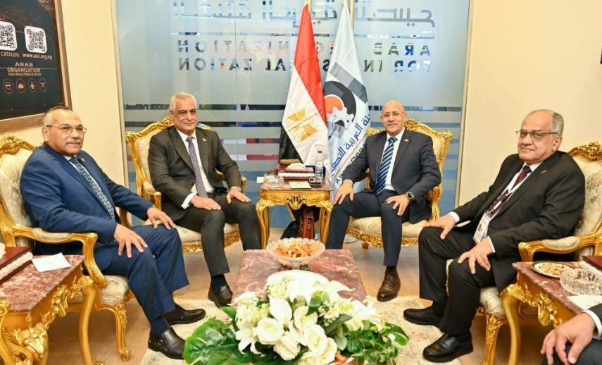 رئيس العربية للتصنيع ووزير الإ...