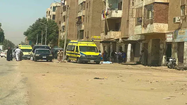 "ذبح زوجته وطارد شابين بالسكين...