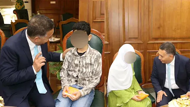 محافظ القليوبية يوفر جهازَي تسجيل صوتي لشقيقين فاقدي البصر - صور
