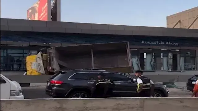 تفاصيل انقلاب تريلا بعد اصطدامها بمحطة الأتوبيس الترددي بالدائري | صور