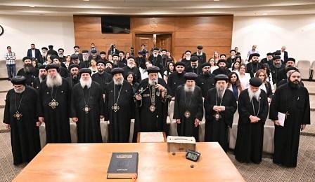 البابا تواضروس الثاني يلتقي كهنة قطاع مدينة السلام والحرفيين وأسرهم