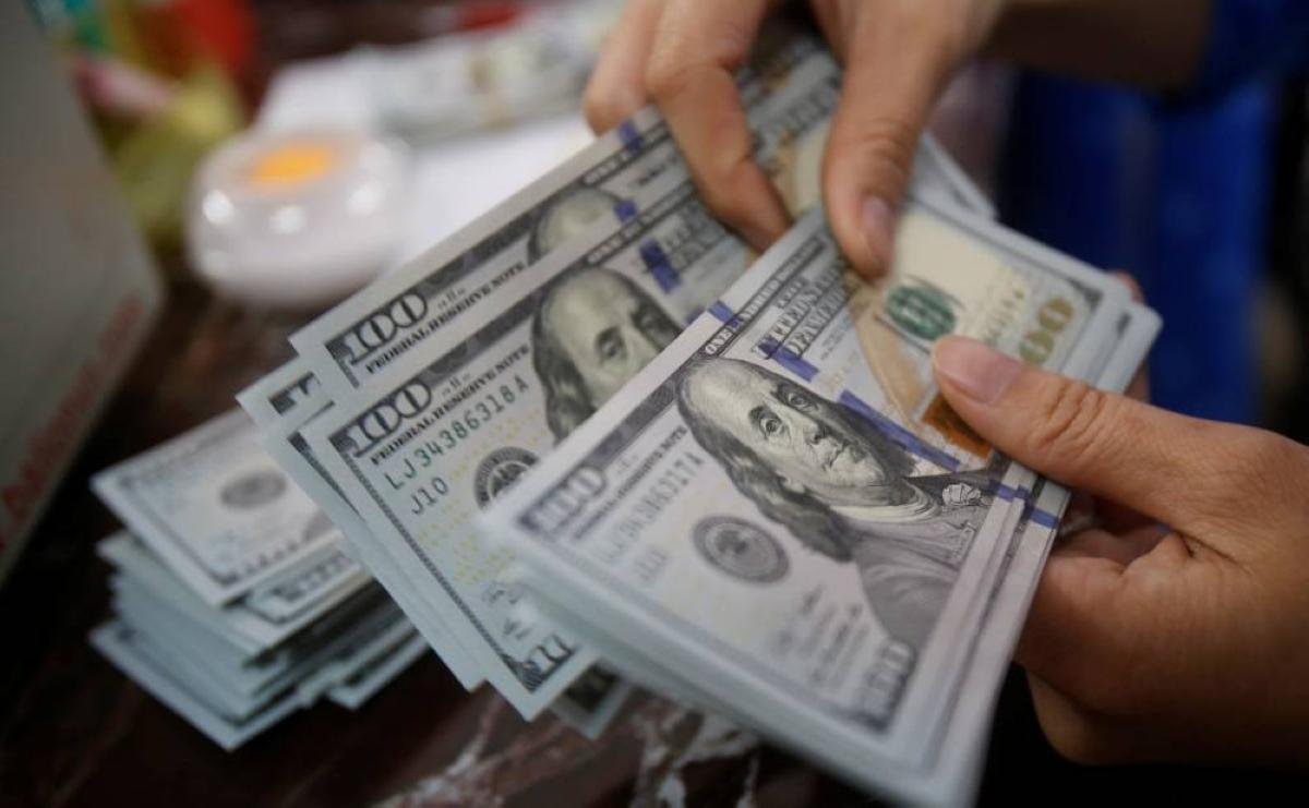 Dollar mostly flat as softer U...