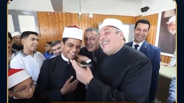 تشرفونا هنا في القاهرة.. شيخ الأزهر يطمئن على مدرسي وطلاب الأزهر في شمال سيناء