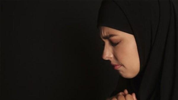 هل يجوز للمرأة زيارة قبر الزوج أثناء العدة؟.. أمين الإفتاء يجيب