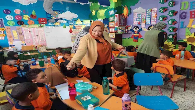 لاعبتهم بالعرائس.. وكيل تعليم...