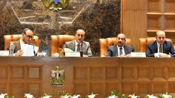محافظ أسيوط يوافق على تخصيص أراضٍ لإقامة مشروعات خدمية ويناقش ملفات التنمية