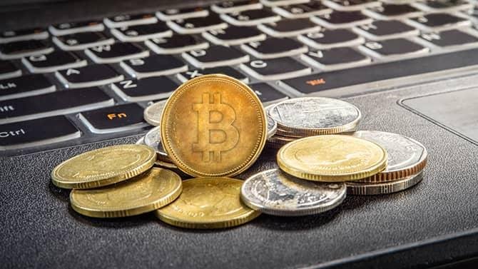 العملات المشفرة ترتفع مع تراجع أسعار النفط.. وبيتكوين تقترب من 83 ألف دولار