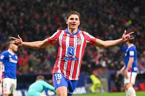 غرامة مالية على برشلونة بسبب شكوى أتلتيكو مدريد في قضية جوليان ألفاريز