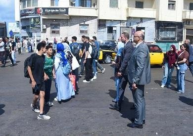 محافظ الإسكندرية يدفع بسيارات طوارئ إضافية لاحتواء تكدسات الطلاب بشارع سوتر