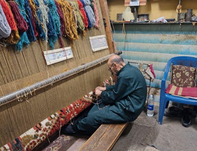 بين أول خيط وآخر عقدة.. عم مصطفى ينسج حكاية 30 عامًا مع السجاد اليدوي