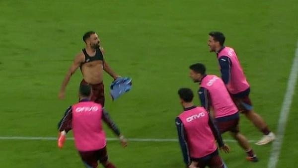 أول إنذار لـ محمد صلاح في تركيا .. خلع القميص بعد الهاتريك يُكلّفه بطاقة صفراء
