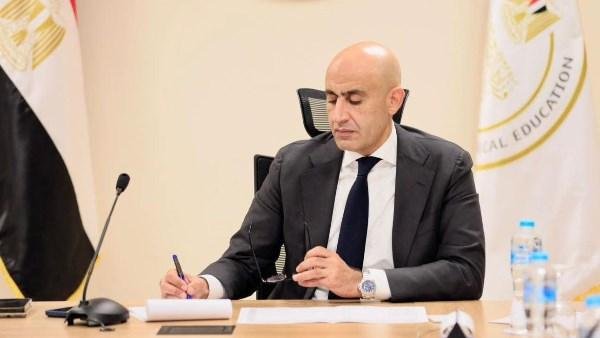 فصل 4 طالبات لمدة عام بعد تجاوزهن مع معلمة بمدرسة بالفيوم