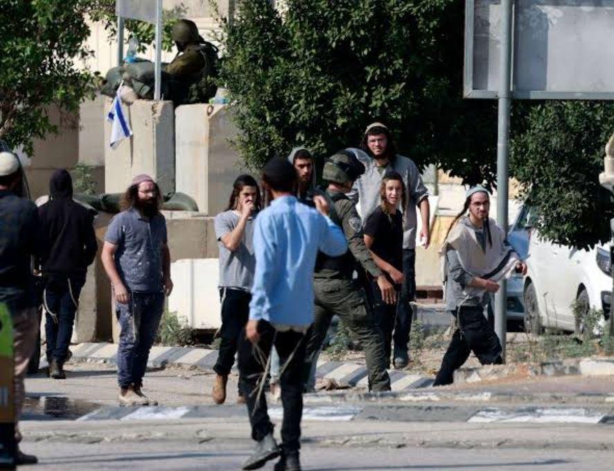 إصابة 4 فلسطينيين في هجوم إرهابي للمستوطنين على المزارعين شمالي الضفة