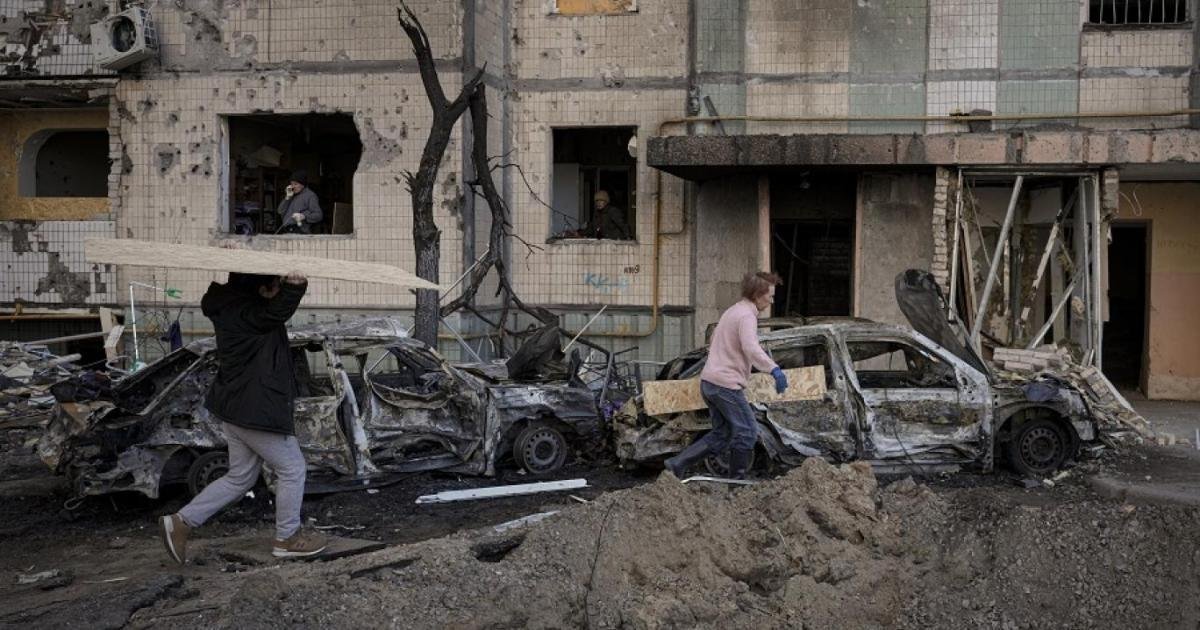 مسئولون: مقتل 13 شخصا وإصابة 10 آخرين جراء هجوم بطائرة مسيرة روسية استهدف قطارين بوسط أوكرانيا