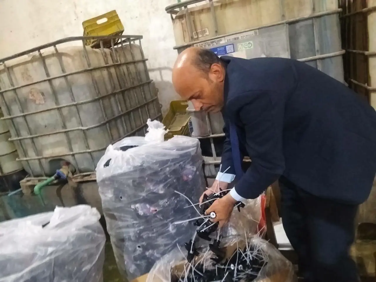 ضبط طن صابون سائل و3500 عبوة وقطعة من المنتجات ومستلزمات التعبئة في حملة بالغربية