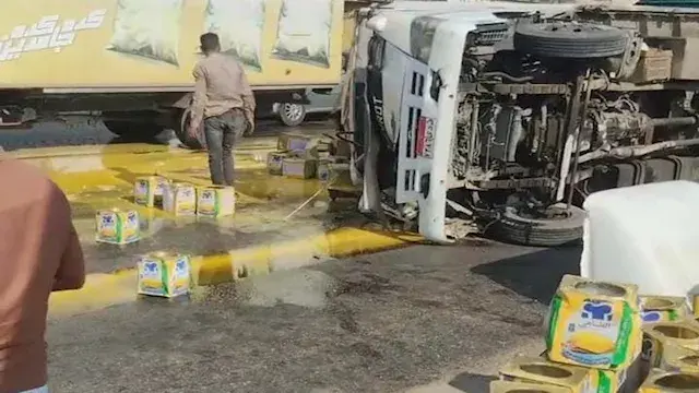 "السمن غطّى الطريق".. إصابة سائق في انقلاب سيارة نقل أمام موقف دمنهور - فيديو وصور