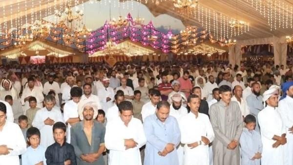 البركة قبل الزفة.. أهالي النجيلة بمطروح يوقفون الفرح لأداء الصلاة