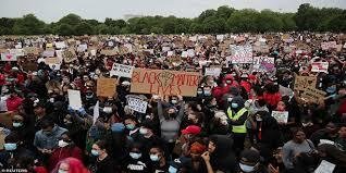 احتجاجات تعطل تجمعا انتخابيا لترامب في تكساس خلال دعمه مرشحا لمجلس الشيوخ