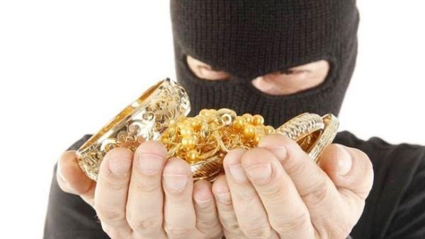 كسروا الحائط وحرقوا المحل.. سرقة 3 كيلو ذهب و800 ألف جنيه من جواهرجي بالطالبية