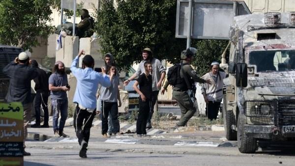 إصابة فلسطينيين طعنًا بالســكاكين إثر هجوم نفّذه مستوطنون بمنطقة «واد الشاعر» جنوب نابلس