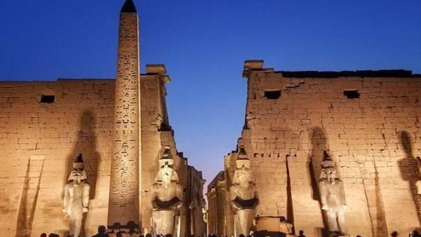 الآثار تكشف حقيقة قيام مغني راب شهير بحلاقة شعره داخل معبد الأقصر
