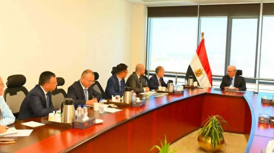 نائب رئيس الوزراء يبحث مع مجمو...