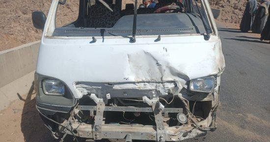 إصابة 12 طالبا جامعيا إثر تصادم سيارتين على الطريق الصحراوي الشرقي بالمنيا