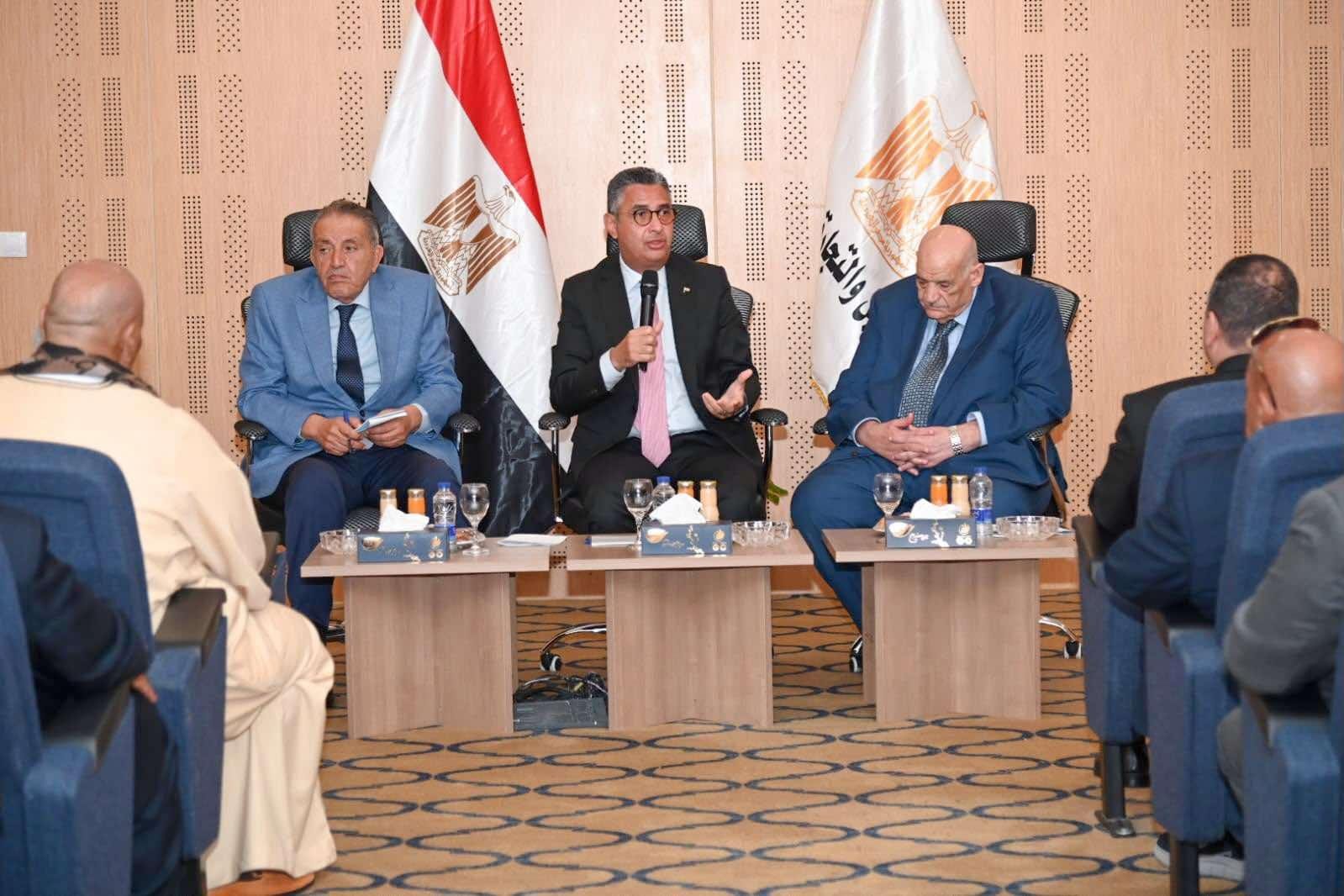 وزير التموين يبحث تطوير منظومة...