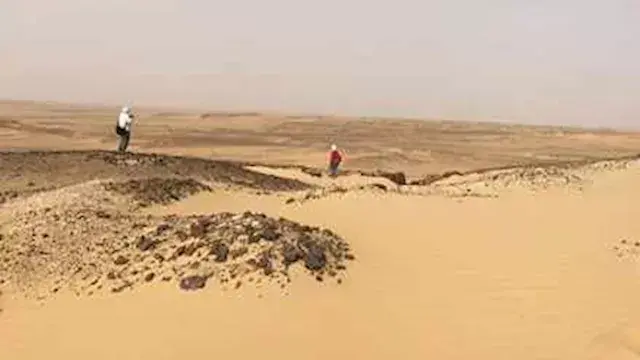 "3 غرف ونقوش عسكرية" تكشف أسرار جبل الإنجليز التاريخي بالخارجة (صور)