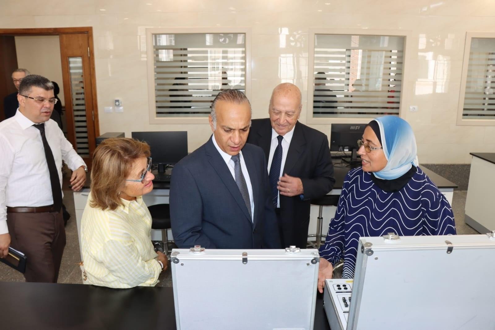 من القاعات إلى المعامل.. مجلس أمناء جامعة الإسكندرية الأهلية يتابع انتظام الدراسة ويستمع للطلاب