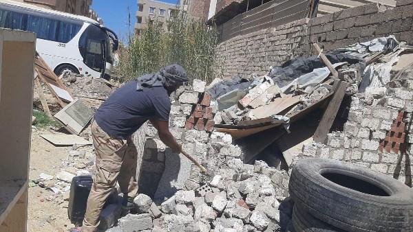 إزالة غرف مخالفة على أرض أملاك دولة بمساحة 3000 متر في الحجاز بالغردقة