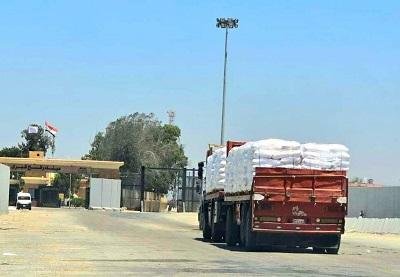 إدخال شاحنات محملة بالمواد الغذائية والمستلزمات الطبية إلى غزة عبر معبر رفح