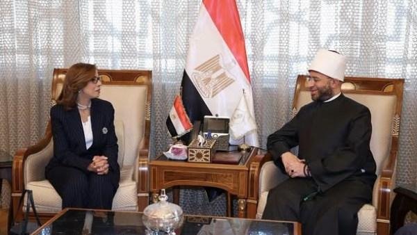 وزير الأوقاف يلتقي السفيرة أميرة فهمي قبيل توليها مهامها لدى سنغافورة
