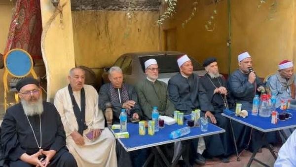عقب واقعة فيديو الصلاة| جلسة صلح عرفية بقرية طحا في المنيا واستمرار حجز المتهمين.. صور