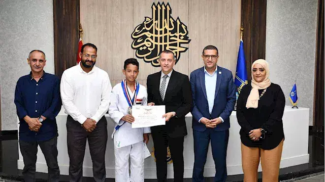 محافظ أسوان يكرّم مازن محمد بط...