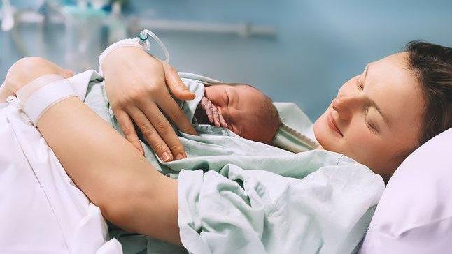 وزارة الصحة تحسم الجدل حول الولادة القيصرية.. إغلاق غرف عمليات بسبب مخالفات طبية