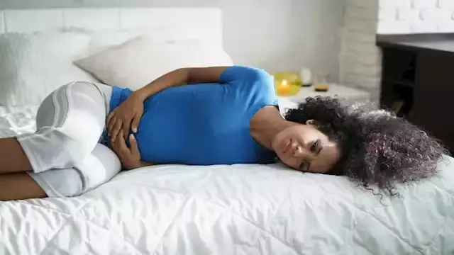 ألم المعدة الليلي.. أسباب خفية توقظك من النوم