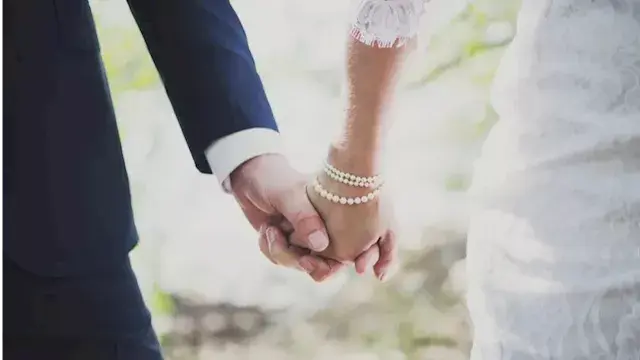 "ممنوع العطور".. عروس تفرض قاعدة صارمة على ضيوف حفل زفافها لهذا السبب