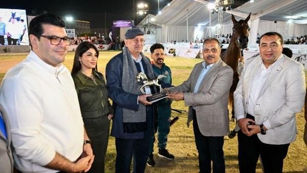منحهم مجسمات لحصان جامح.. محافظ الشرقية يكرم الفائزين في مسابقة جمال الخيل