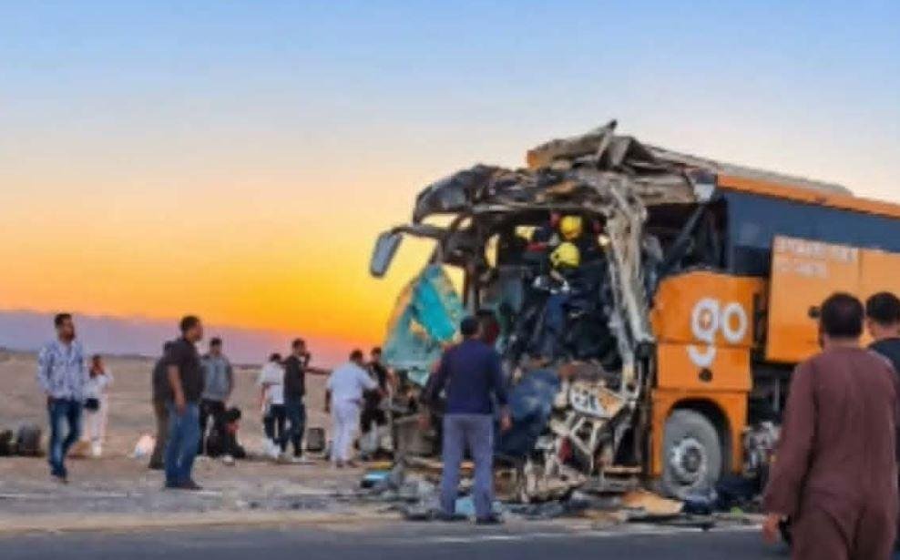 بعد مصرع شخصين وإصابة 25.. التحفظ على سائق التريلا في حادث البحر الأحمر