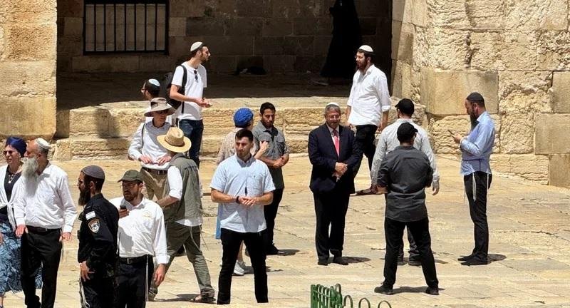بن غفير يقتحم المسجد الأقصى وي...