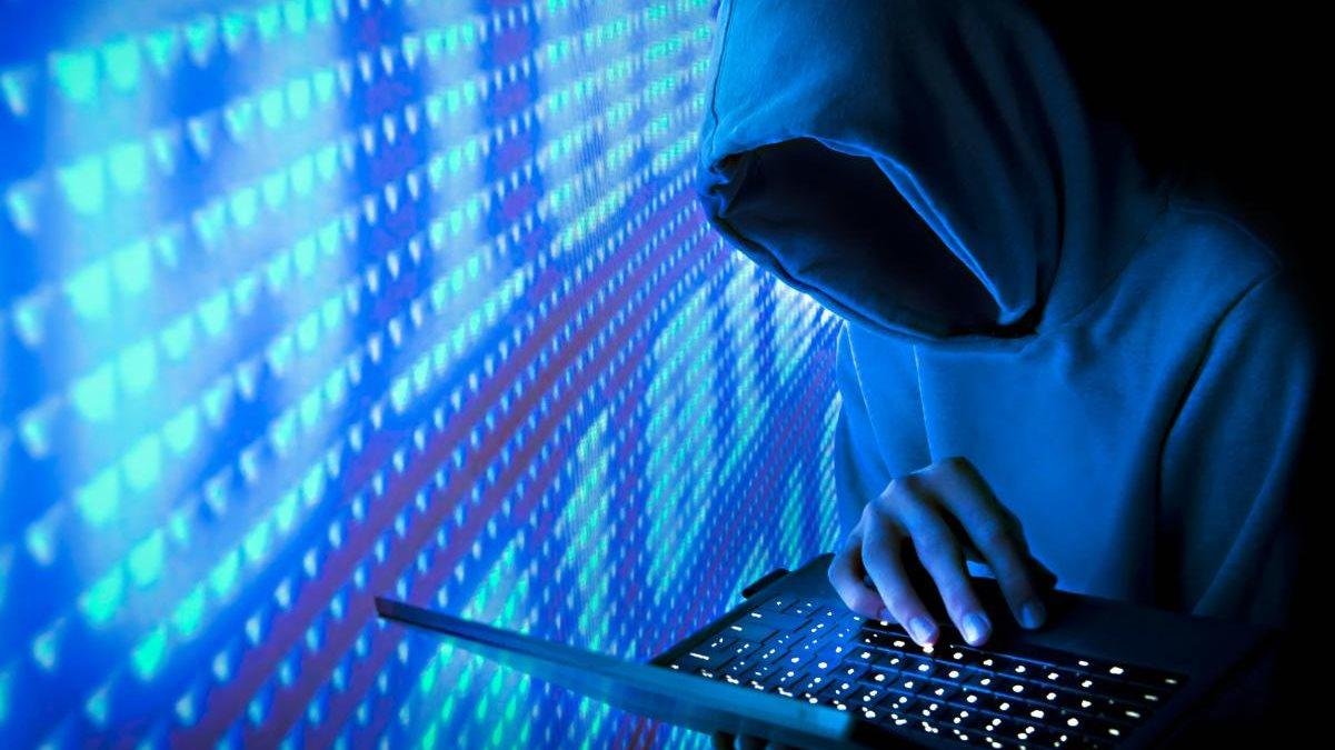 نشر الصور والبيانات دون موافقة.. متى تتحول الواقعة إلى جريمة؟