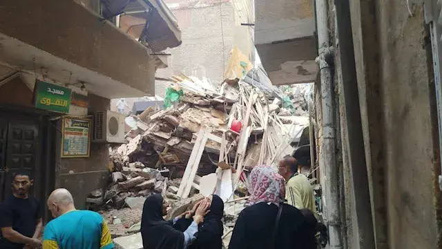 على قيد الحياة.. تفاصيل انتشال الطفل الثاني من أسفل أنقاض عقار حدائق القبة المنهار