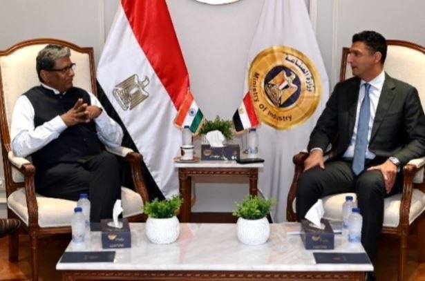وزير الصناعة يبحث مع سفير الهن...