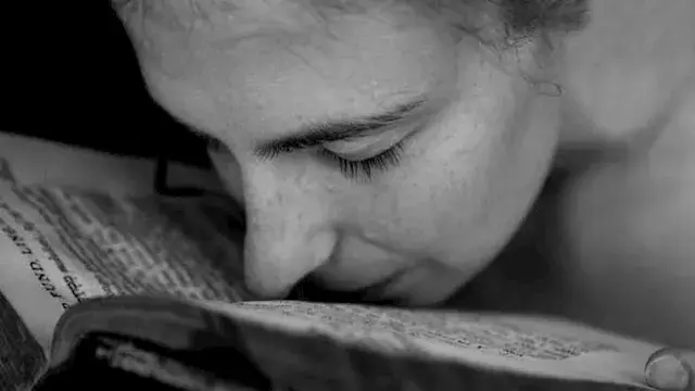 لماذا ننجذب إلى رائحة الكتب القديمة؟.. العلم يفسر الأسباب