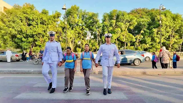 اصطحبوهم حتى البوابات.. رجال ا...