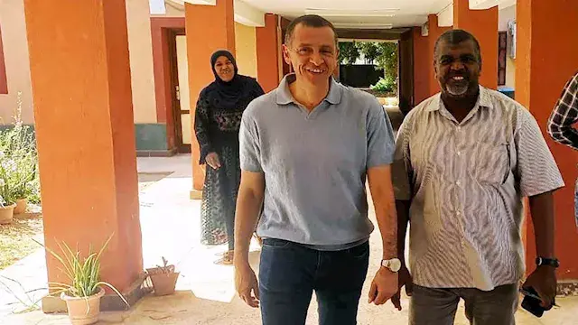 "مراوح جانبية وتكريم المتميزين".. تفاصيل جولة محافظ أسوان بمدارس نصر النوبة -صور