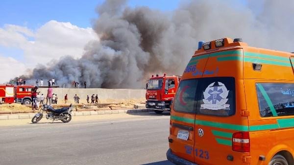 النيابة تعاين موقع حريق مصنع قماش بأبو خليفة في الإسماعيلية| صور